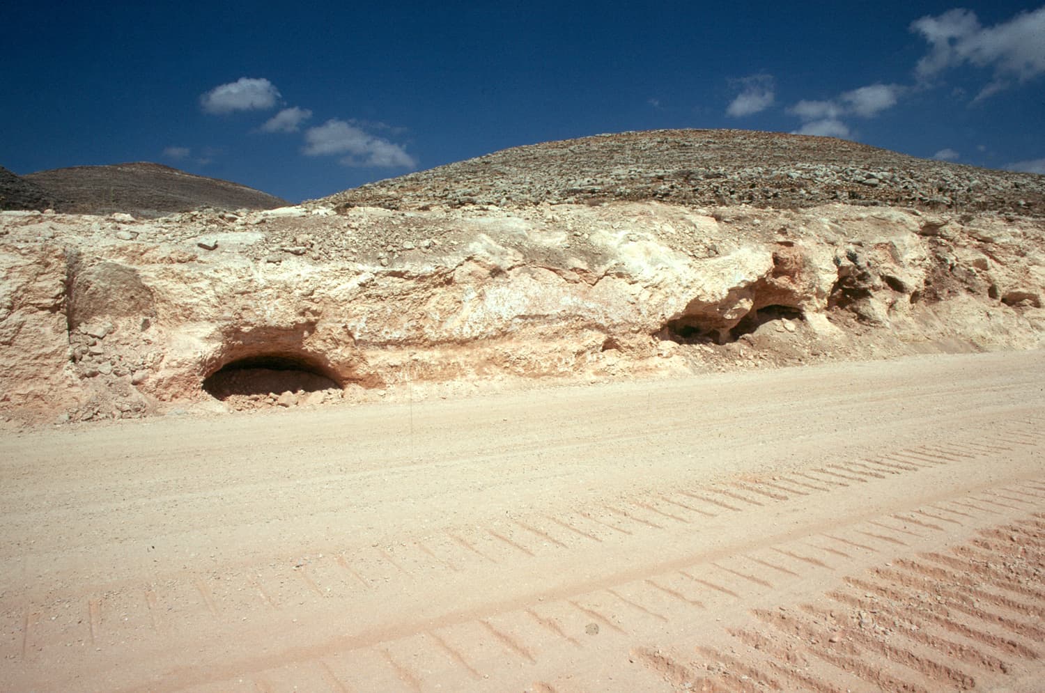MB I Tombs