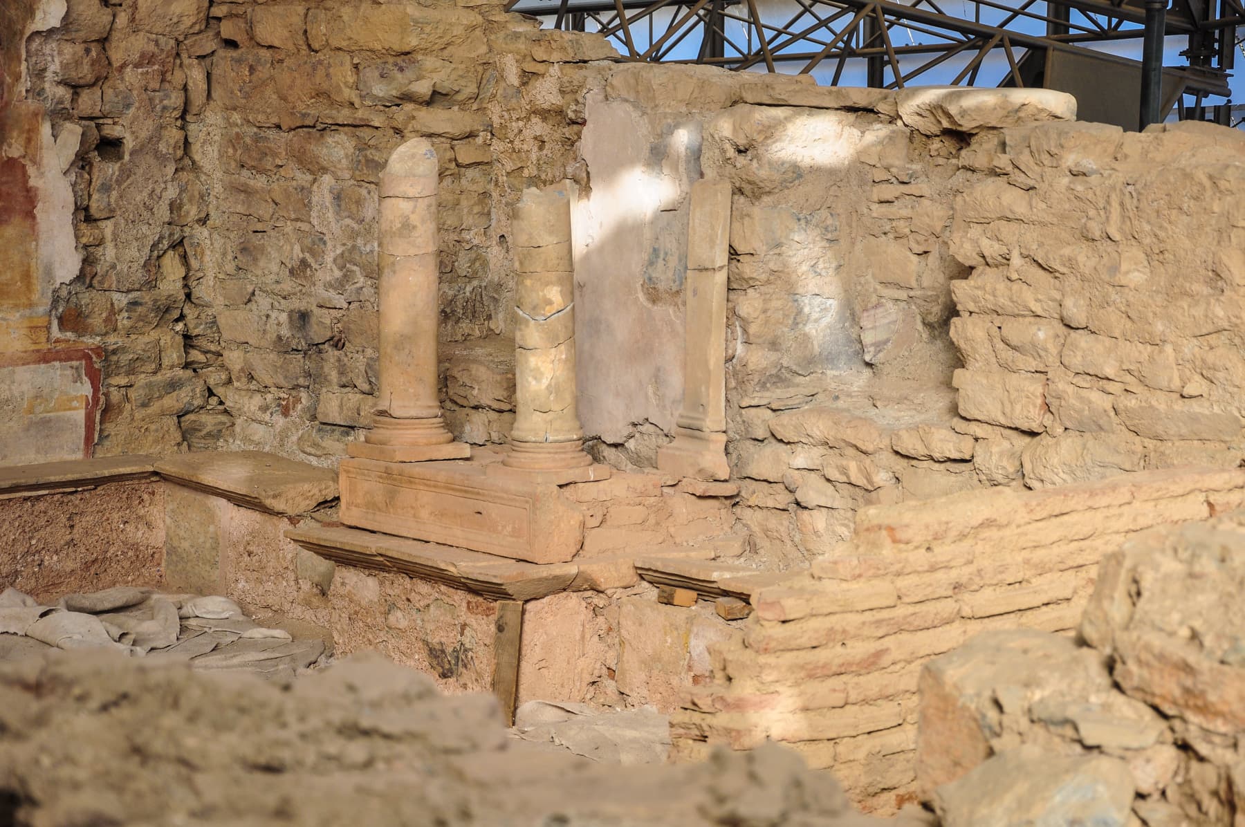 TH6  Peristyle Aedicula