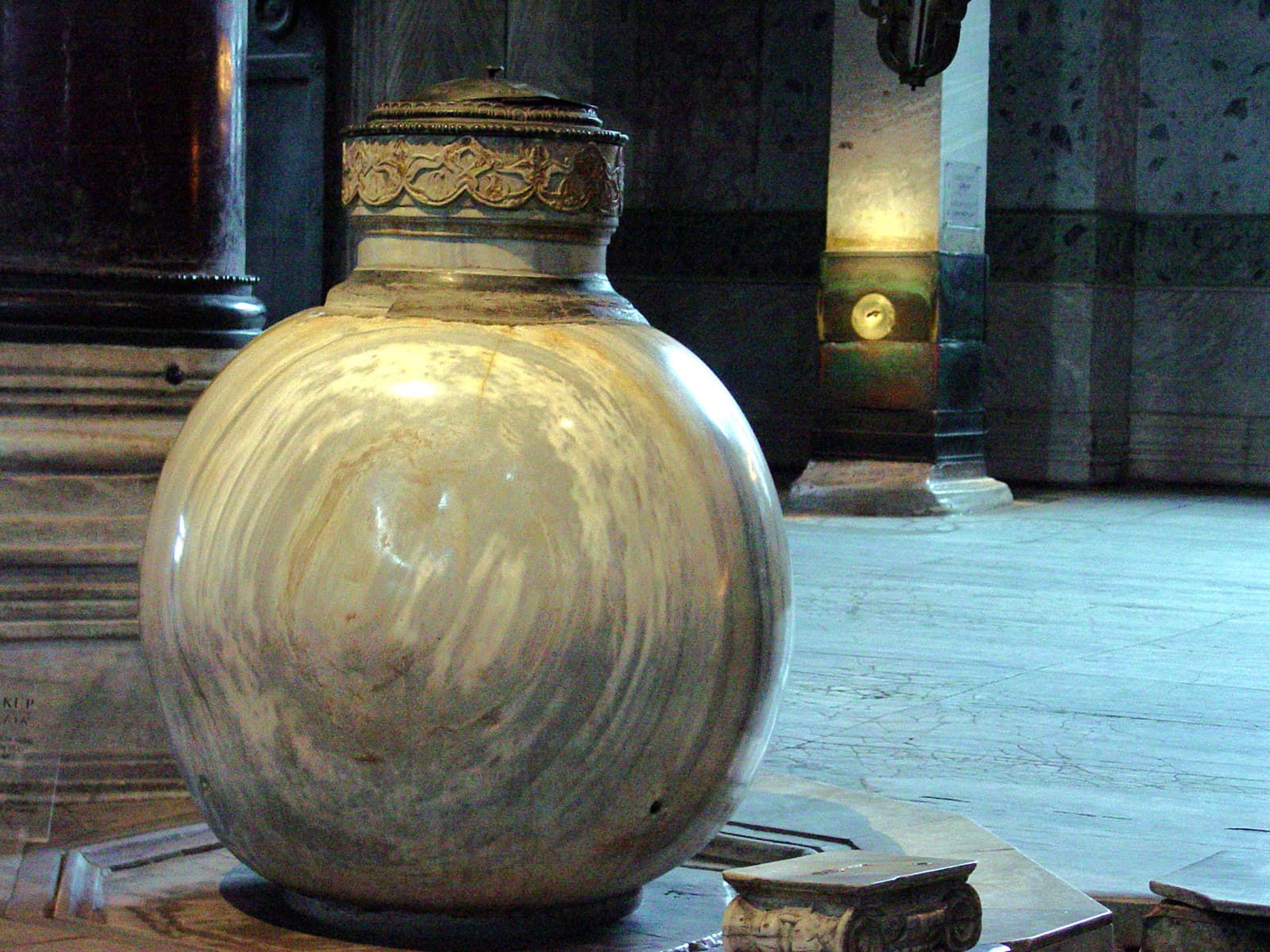 Urn 2