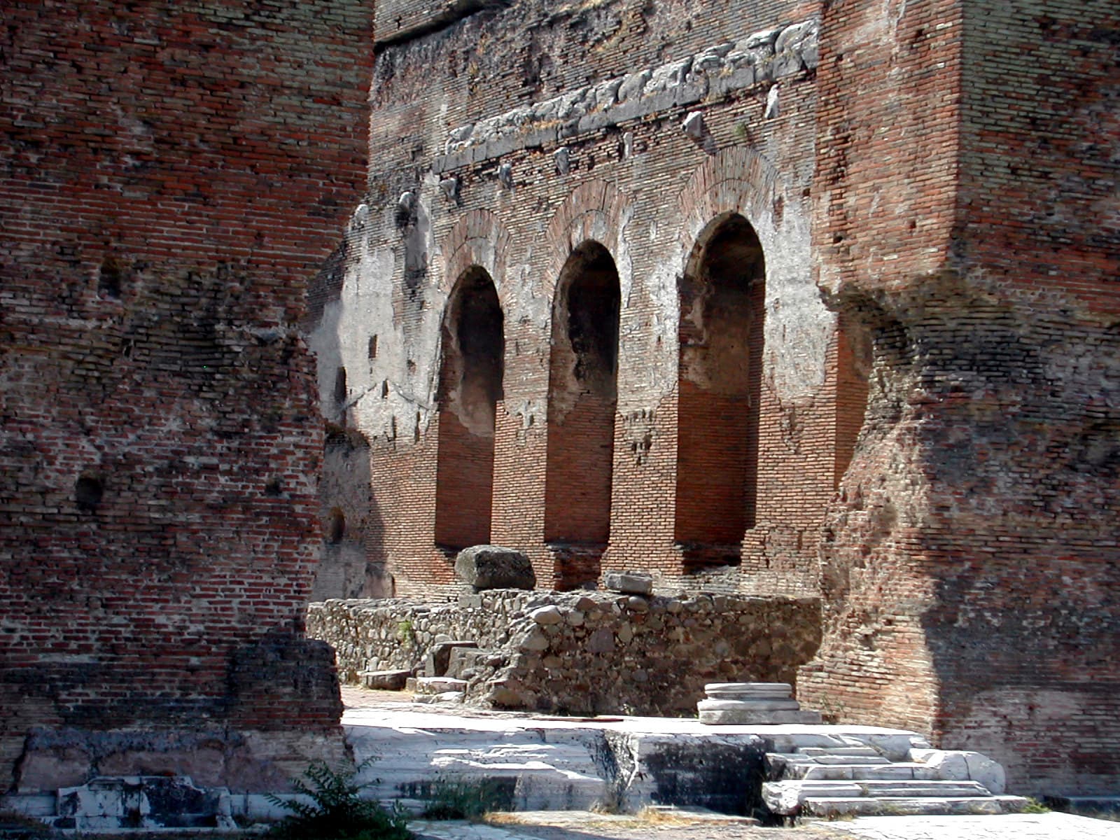 Red Basilica: Entrance