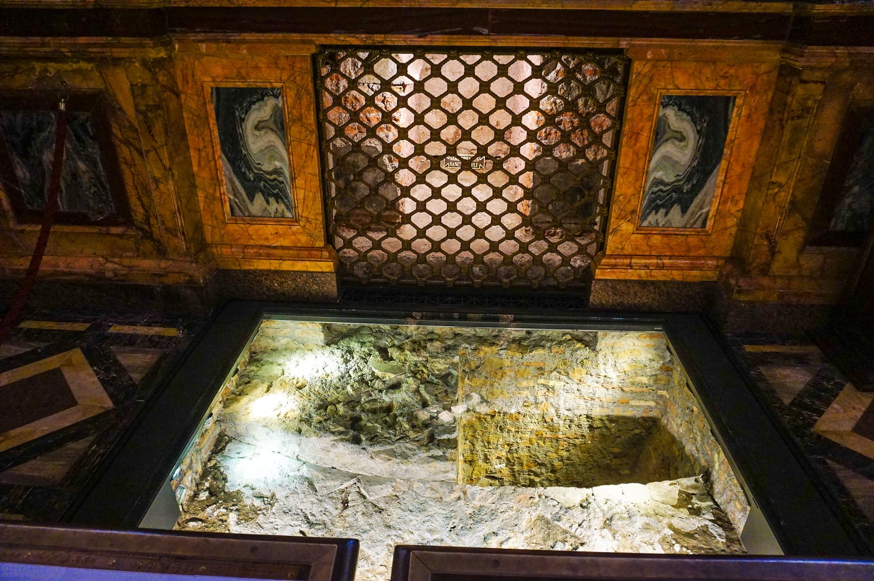 Grotto (Confessio) Detail