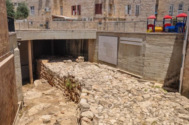 Broad (Avigad's) Wall