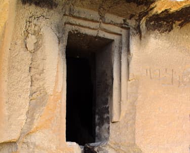 Wadi es–Sir and Caves